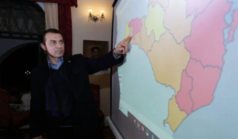 Tribunal absolve governador de Santa Catarina que reassumirá o cargo