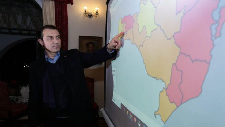 Tribunal absolve governador de Santa Catarina que reassumirá o cargo