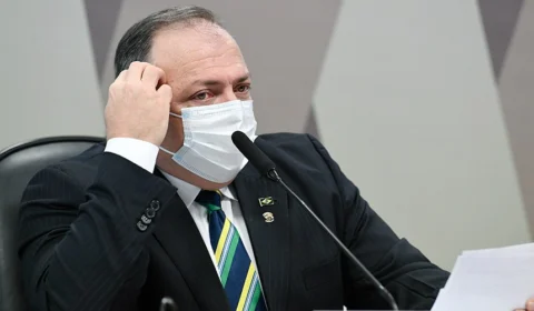 Pazuello chama a atenção de Eduardo Braga durante depoimento da CPI da Pandemia