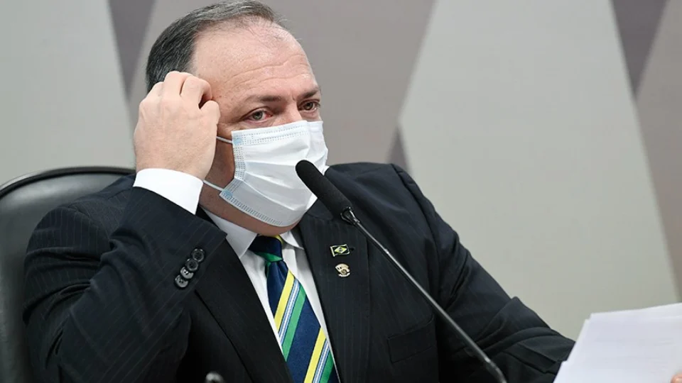 Pazuello chama a atenção de Eduardo Braga durante depoimento da CPI da Pandemia