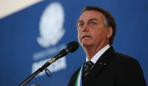 Governo “joga dentro das quatro linhas” da Constituição, diz Bolsonaro