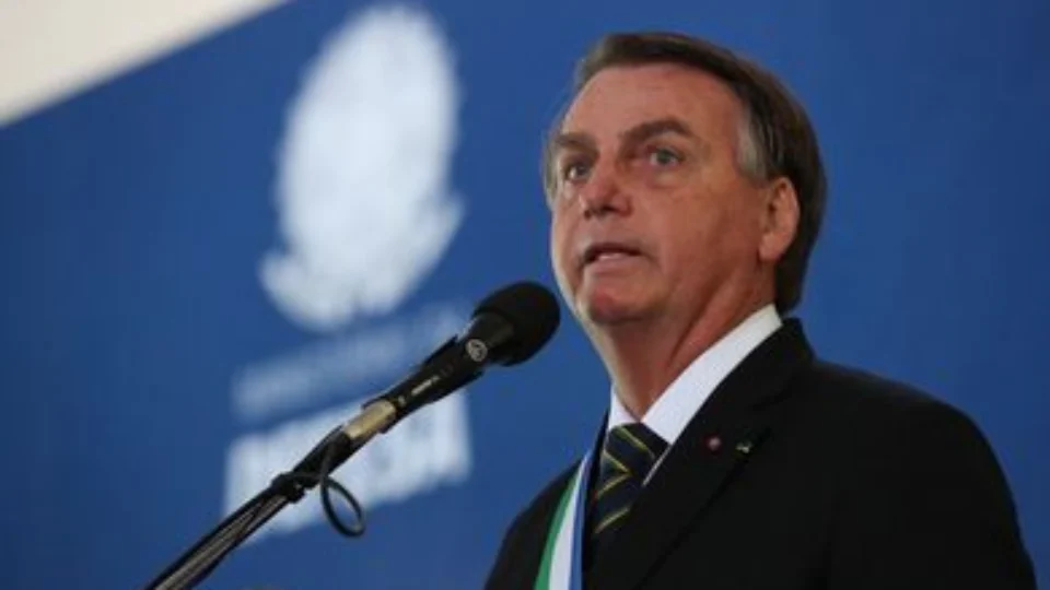 Governo “joga dentro das quatro linhas” da Constituição, diz Bolsonaro