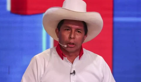 Apuração é encerrada no Peru e Castillo lidera com 50,125% dos votos