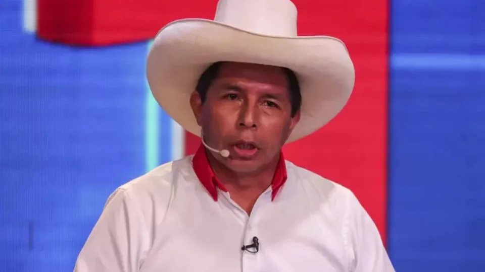 Apuração é encerrada no Peru e Castillo lidera com 50,125% dos votos