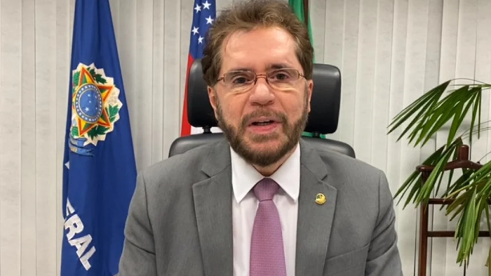 Plínio Valério afirma que causa estranheza ministro Barroso ‘militar’ contra o voto impresso