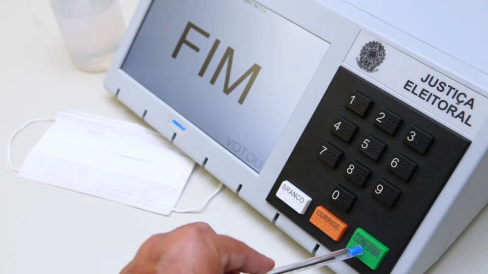 Cinco cidades brasileiras elegem seus prefeitos neste domingo