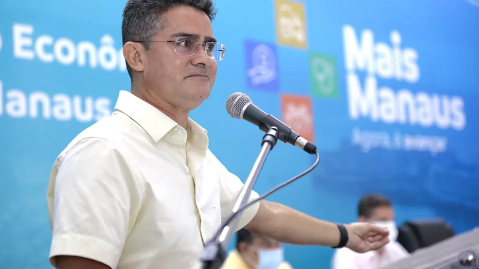 ‘Pra bandido não se pode dar moleza’, diz prefeito de Manaus ao defender armas e até chicote para uso por guardas 