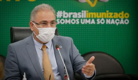 Ministro da Saúde anuncia chegada de avião com 1,5 milhão de vacinas da Janssen