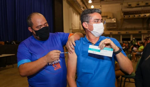 Prefeito David Almeida recebe 1ª dose de vacina contra a Covid-19
