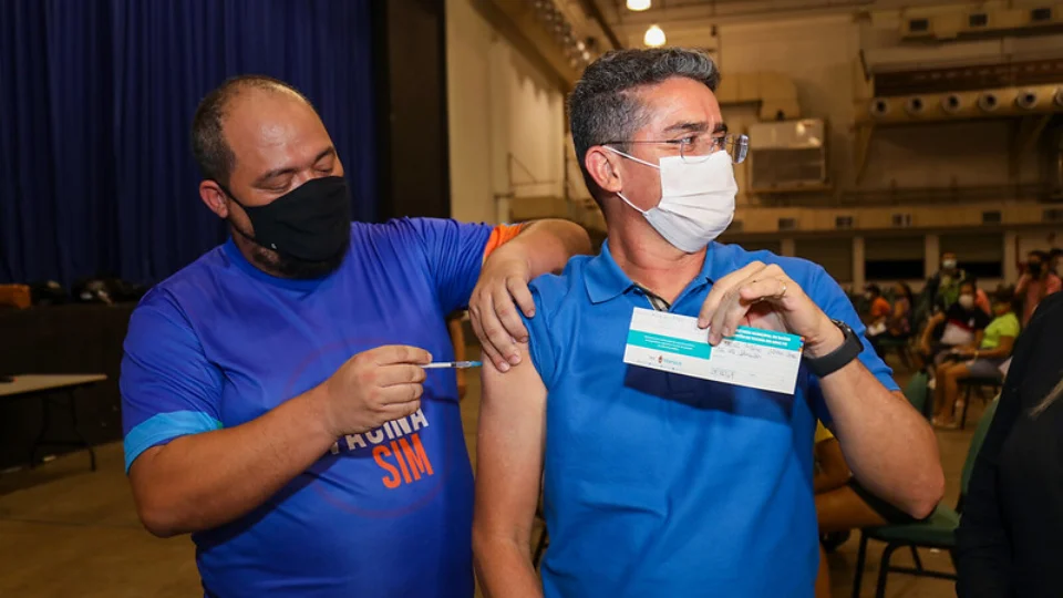 Prefeito David Almeida recebe 1ª dose de vacina contra a Covid-19