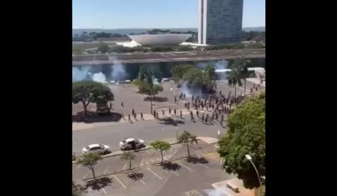 Protesto na Câmara acaba com feridos por bombas de efeito moral e flechas