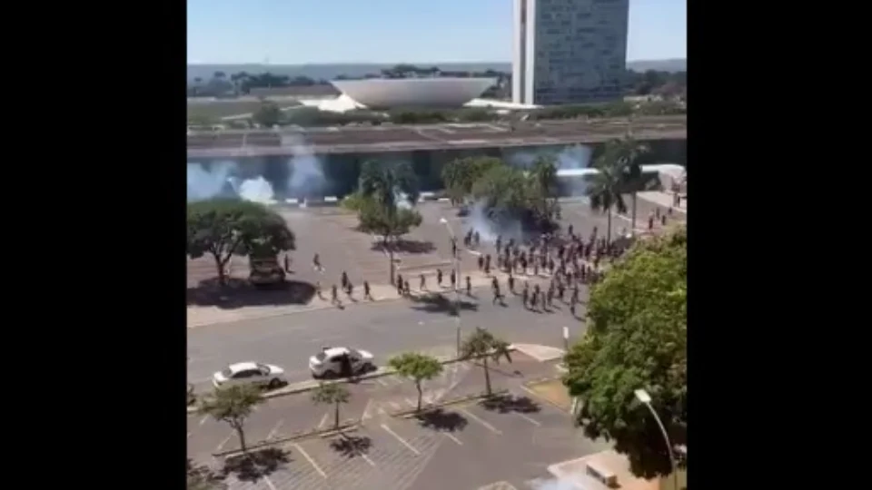 Protesto na Câmara acaba com feridos por bombas de efeito moral e flechas