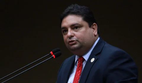 Vereador Caio André toma 1ª dose da vacina e elogia ação em massa para imunizar os manauaras