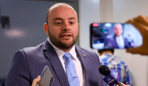 Pré-candidato a deputado federal, Fausto Jr cola imagem ao presidente da ALEAM