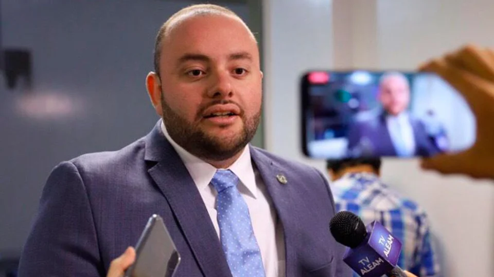 Pré-candidato a deputado federal, Fausto Jr cola imagem ao presidente da ALEAM