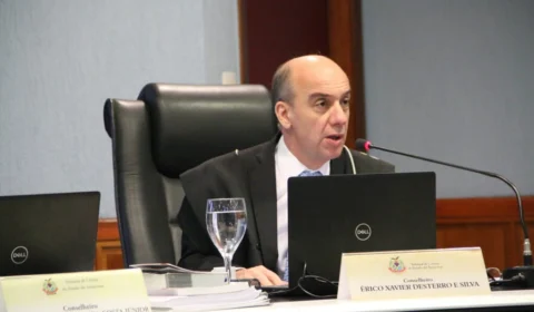 TCE-AM suspende revogação de pregão feito na gestão de Arthur Neto para contratar ‘centro de mídias’