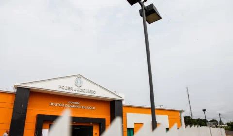 Justiça determina reintegração de diretor de escola afastado após advertir vereador sem máscara