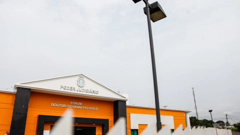 Justiça determina reintegração de diretor de escola afastado após advertir vereador sem máscara