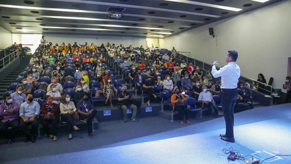 David Almeida pagará vantagens salariais a servidores da Semed não honradas pela gestão anterior