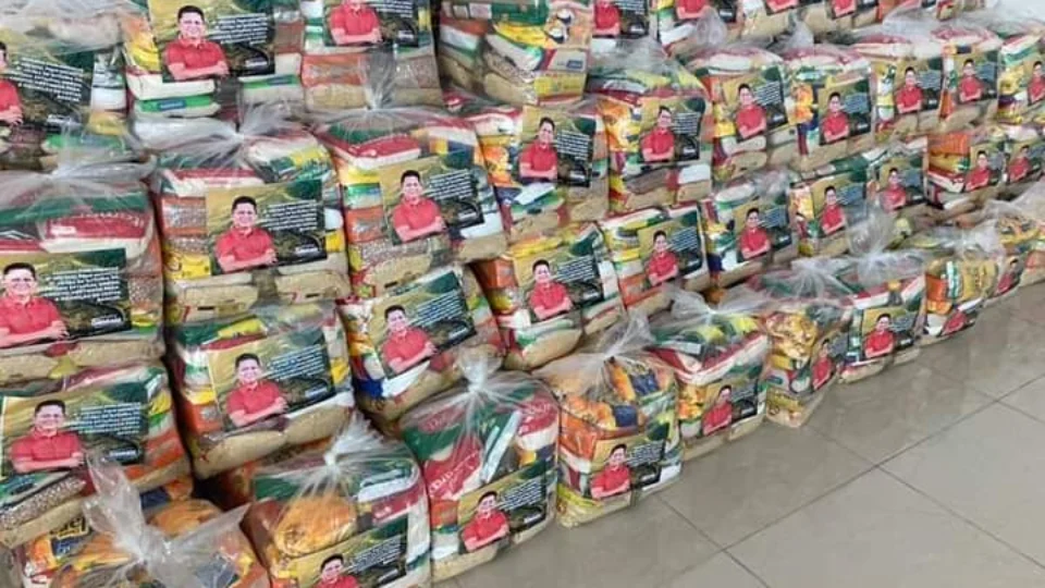 Comitê encaminha denúncia contra deputados que distribuíram rancho com suas fotos impressas