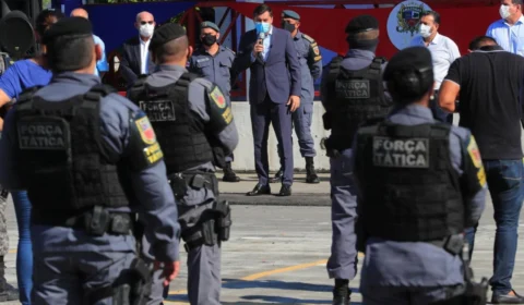 Wilson Lima anuncia pagamento de abono fardamento para policiais militares e bombeiros