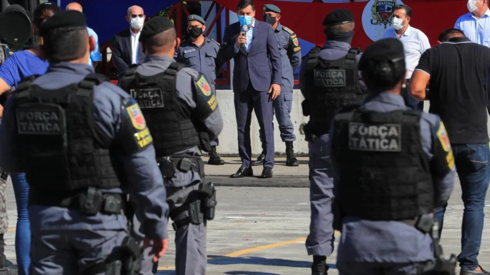 Wilson Lima anuncia pagamento de abono fardamento para policiais militares e bombeiros