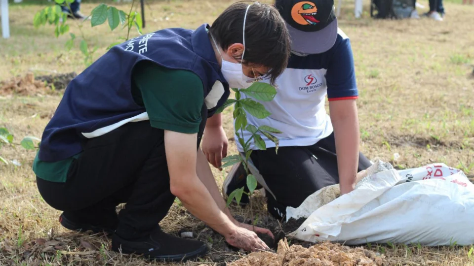 Amom planta árvore de número 1,6 mil do Projeto Galho Forte