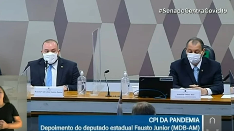 Jovem deputado, Fausto Jr. deixa Braga e Omar em maus lençóis na CPI da Pandemia