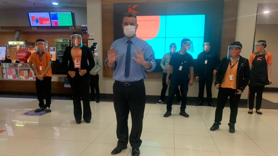 Vereador Peixoto prestigia reabertura dos cinemas em Manaus