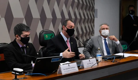 Anúncio de Bolsonaro sobre vacinas veio com ‘atraso fatal e doloroso’, afirma CPI da Pandemia em nota