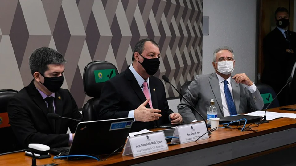 Anúncio de Bolsonaro sobre vacinas veio com ‘atraso fatal e doloroso’, afirma CPI da Pandemia em nota