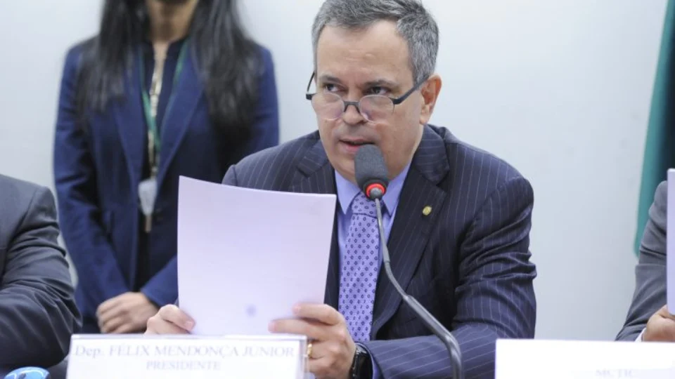 Projeto torna inelegível por 8 anos quem ‘furar a fila’ de vacinação