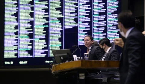 Congresso derruba vetos sobre auxílio emergencial e internet para alunos de escolas públicas