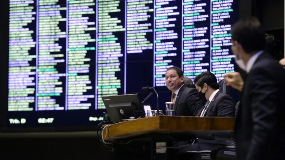 Congresso derruba vetos sobre auxílio emergencial e internet para alunos de escolas públicas