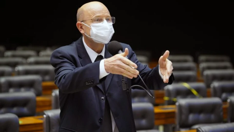 Líder do PT anuncia “super” pedido de impeachment contra Bolsonaro