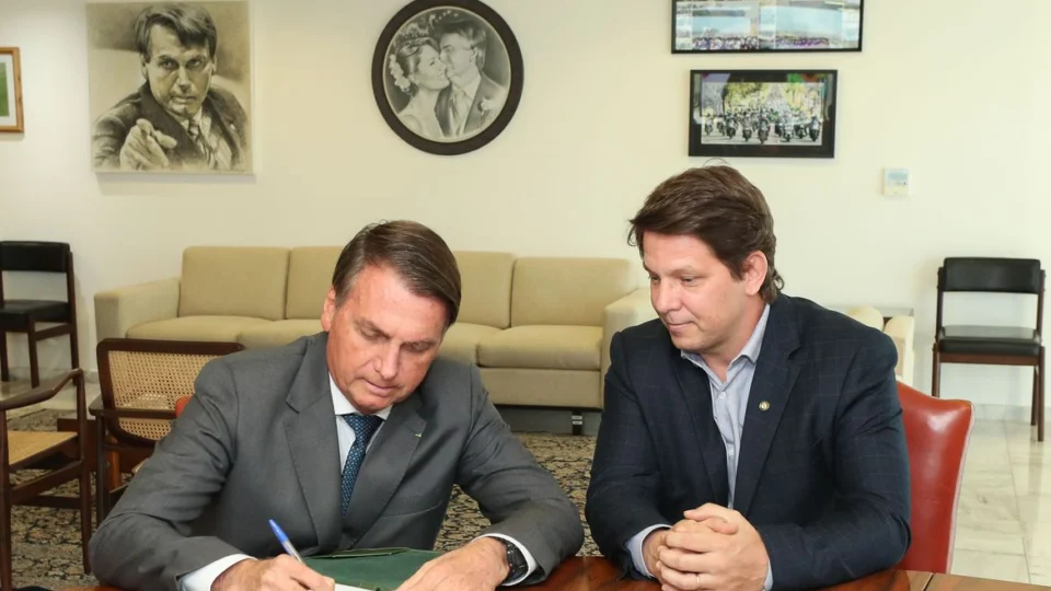Bolsonaro assina decreto que regulamenta a Lei Rouanet