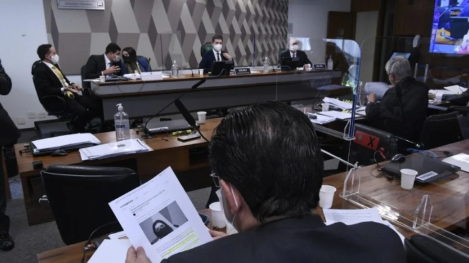 CPI deve fazer acareação entre Emanuela Medrades e Luis Ricardo Miranda