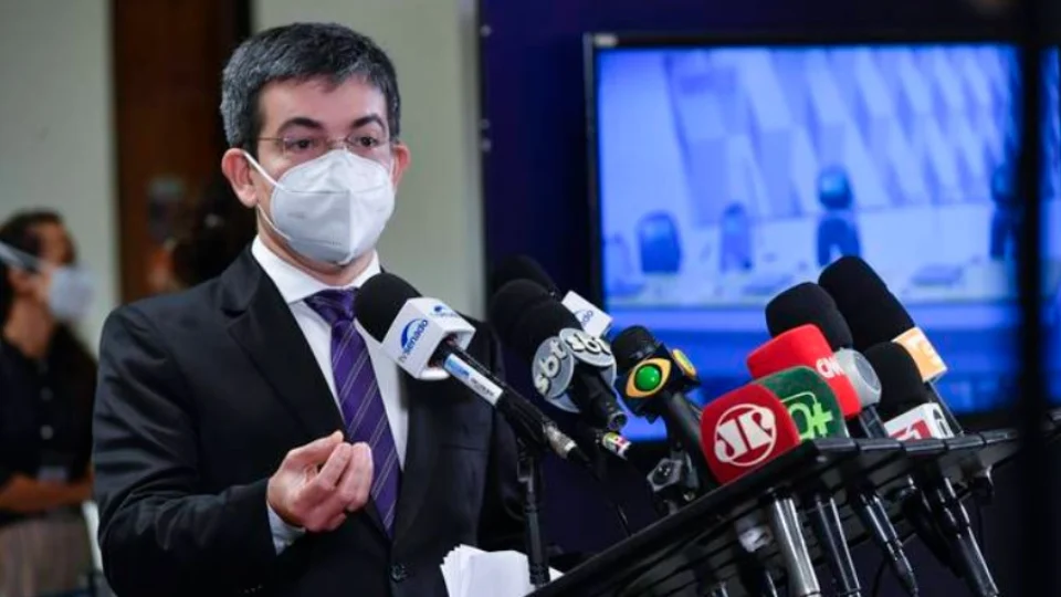 Randolfe apresenta queixa-crime contra Bolsonaro por difamação