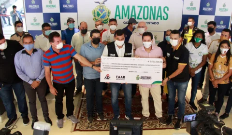 Vereadores acompanham entrega de patrocínio à clubes de futebol e elogiam ação do governo