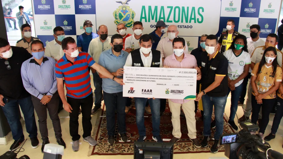 Vereadores acompanham entrega de patrocínio à clubes de futebol e elogiam ação do governo