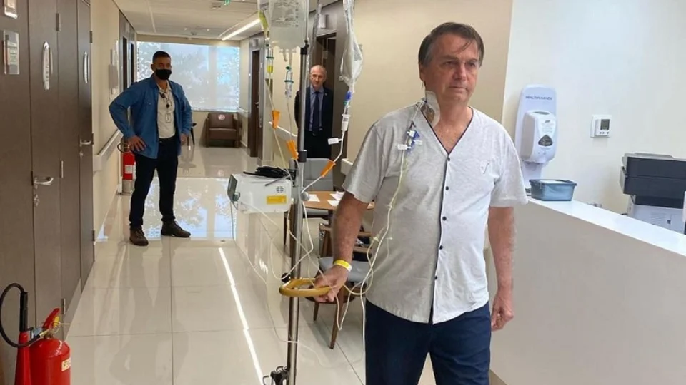 Bolsonaro publica foto andando em hospital de São Paulo