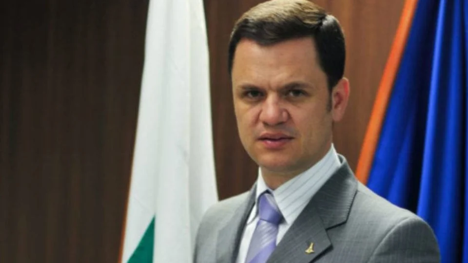 Torres deixa celular nos EUA, e PF busca acesso via nuvem