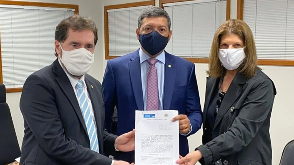 Ouvidor do Senado, Plínio Valério assina acordo com ALEAM