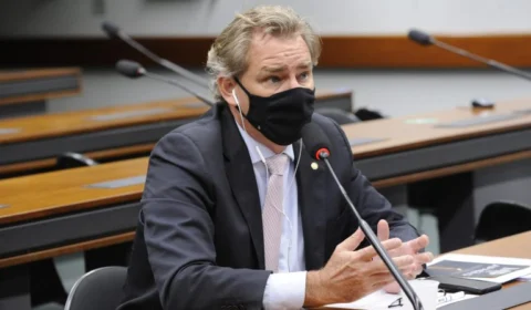 Comissão rejeita proposta que proíbe venda de bebida alcoólica a portador de arma de fogo