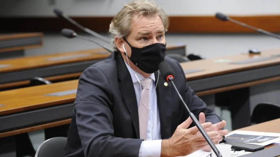 Comissão rejeita proposta que proíbe venda de bebida alcoólica a portador de arma de fogo