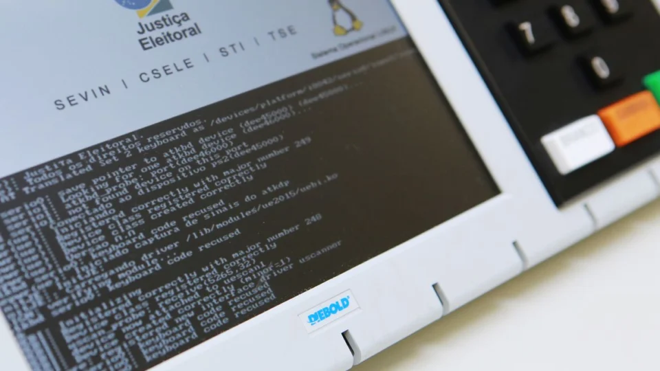 Ex-presidentes do TSE divulgam nota em defesa do processo eleitoral