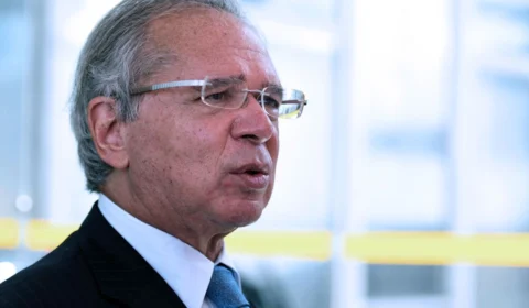 Paulo Guedes defende veto à lei que amplia acesso à internet a estudantes