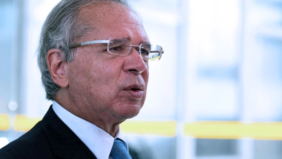 Paulo Guedes defende veto à lei que amplia acesso à internet a estudantes