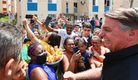 Bolsonaro é ovacionado após entrega de Conjunto Habitacional, em Manaus