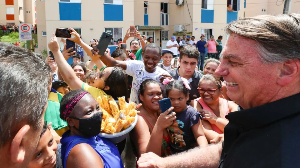 Bolsonaro é ovacionado após entrega de Conjunto Habitacional, em Manaus